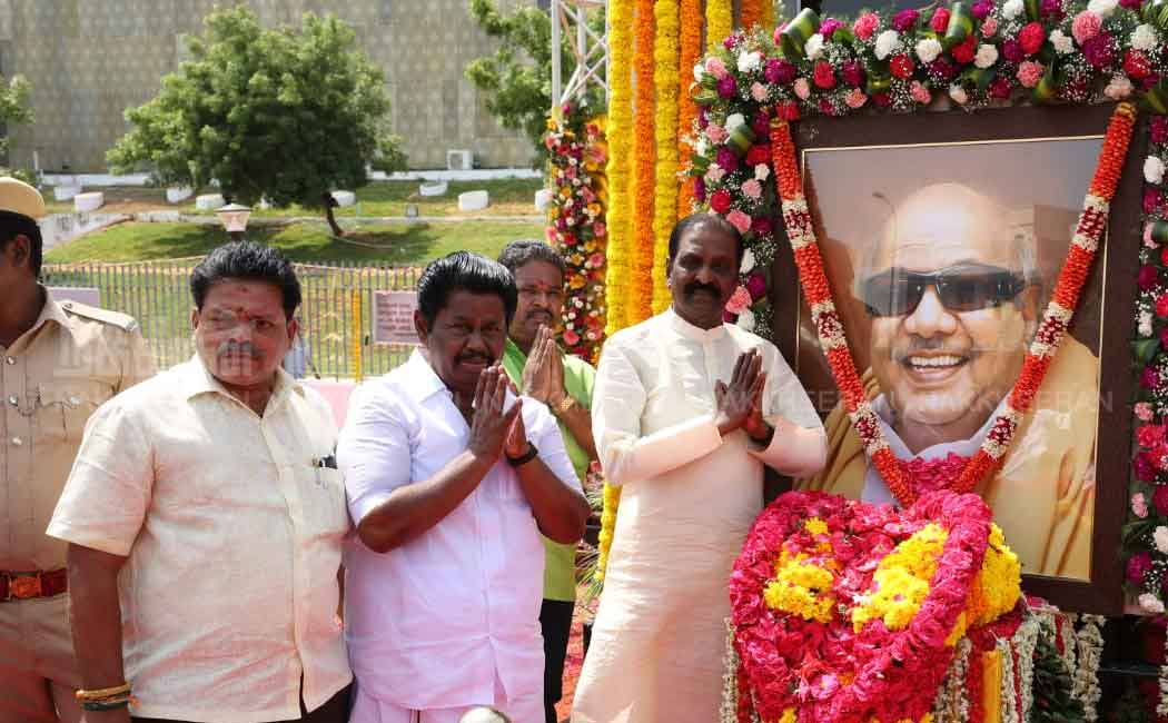 Poet Vairamuthu pays homage kalaignar