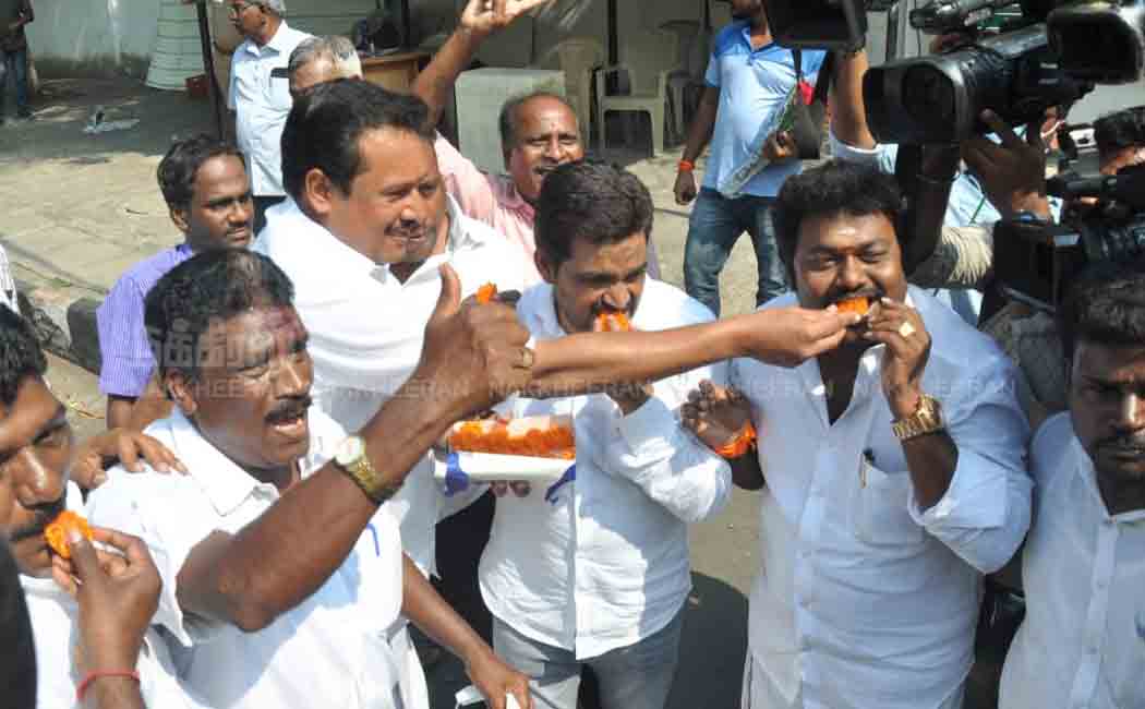 ADMK Office issue EPS supporters