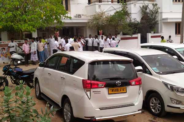 E.D. raid; AIADMK members gather in front of Vijayabaskar's house