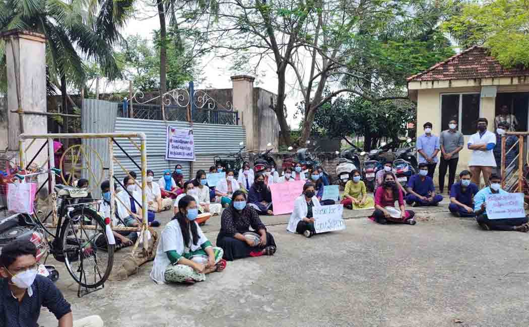 Practitioners in Chidambaram carry a plate of food and struggle