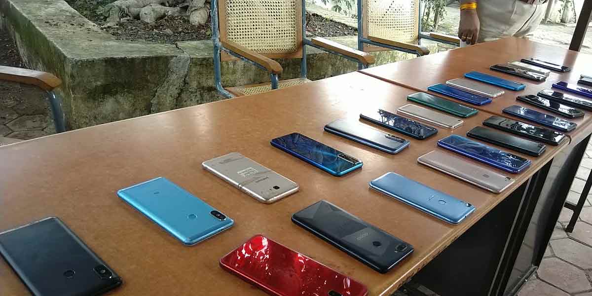 Stolen cell phones handed over to the rightful!