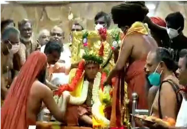 Harihara National Paramacharya Swami takes over as Abbot!
