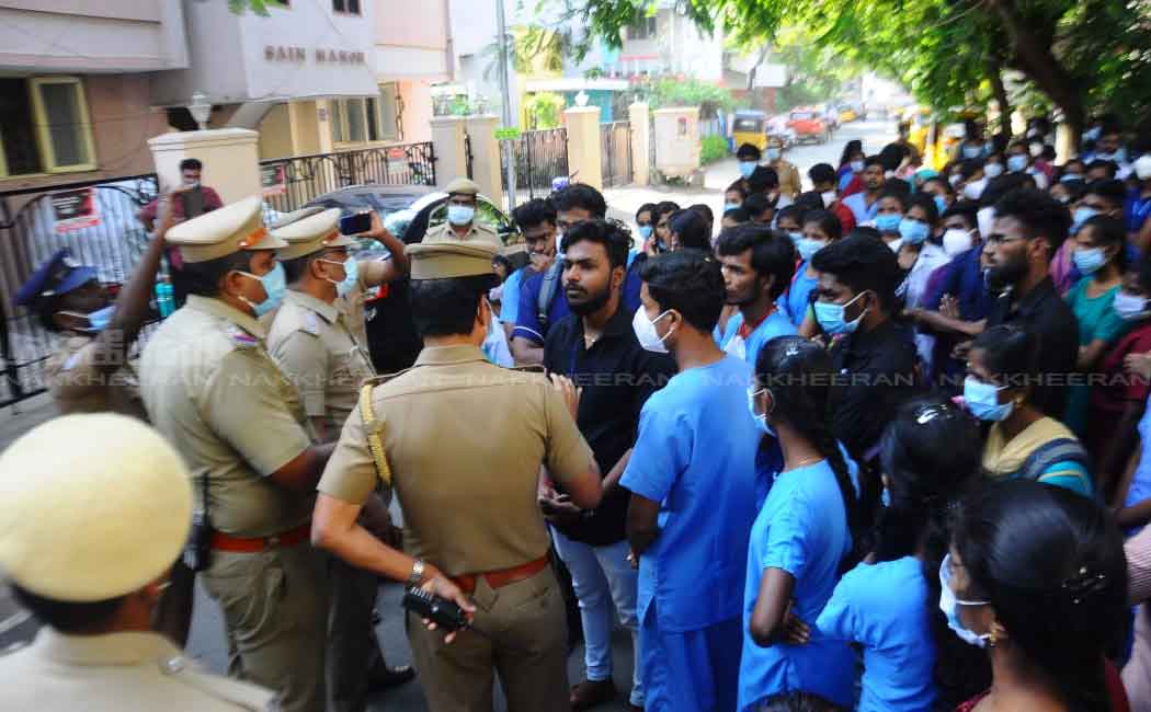 Doctors who tried to besiege the minister's house