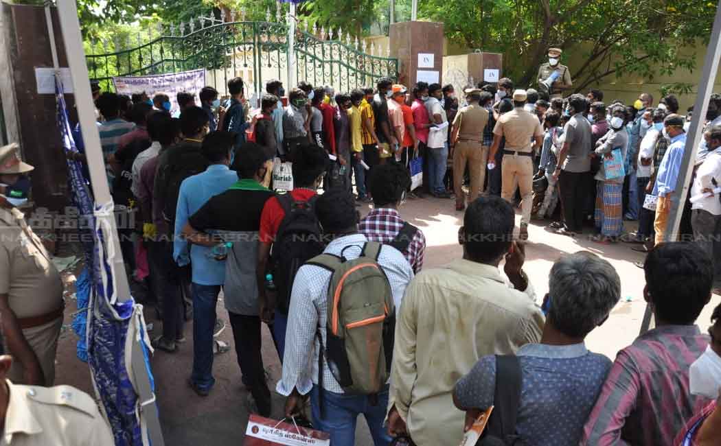 People crowded to buy medicine for corona