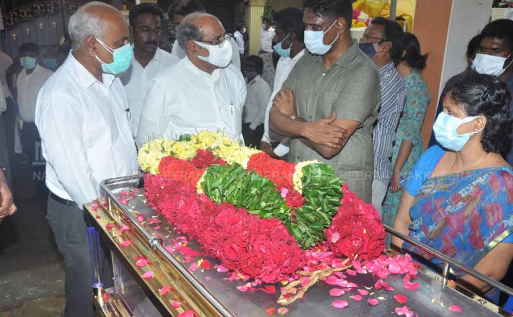 Nakkeeran Editor pays homage to R.N.R. Manohar's body!