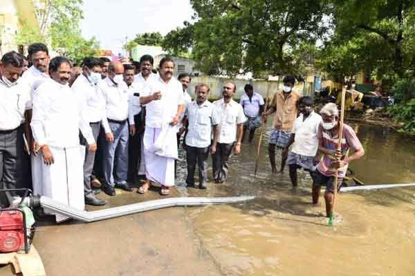 Rain damage; Minister Nehru inspects Trichy!