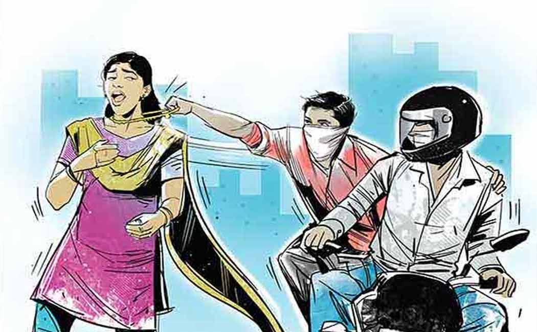 Two people who came in a two-wheeler and snatched the chain ..!