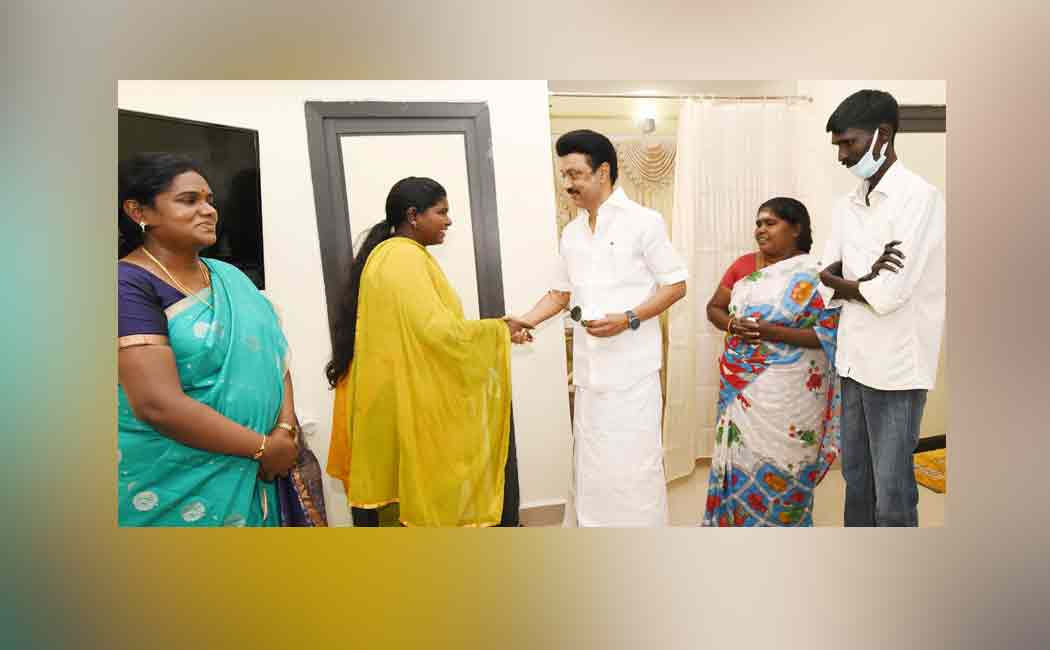 Dr. Vijayalakshmi met with Chief Minister MK Stalin at mayiladuthurai