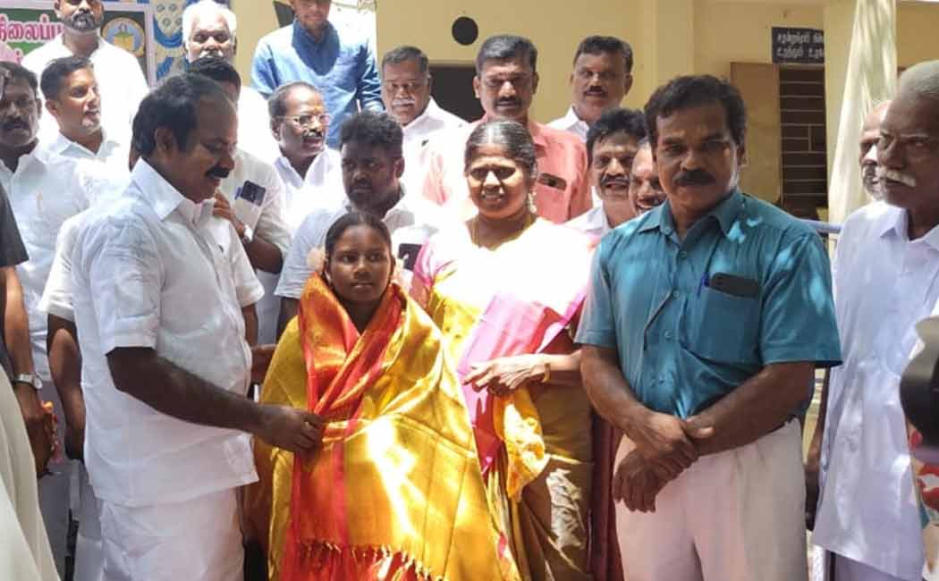 Minister meyyanathan praises govt school girl who can write with both hands same time