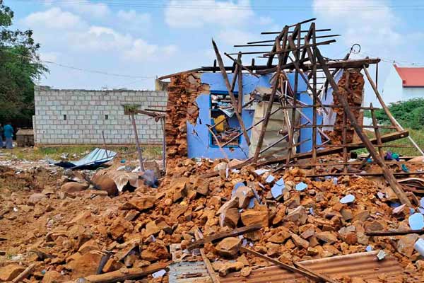 Firecrackers burst the house to the ground level; The person who made it was dismembered and lose their