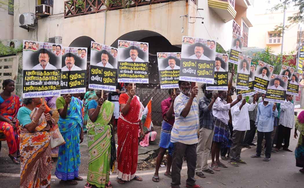 Congressmen besieged Khushbu's house