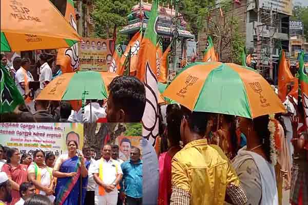 vellore collector office opposite bjp women team came with umbrella