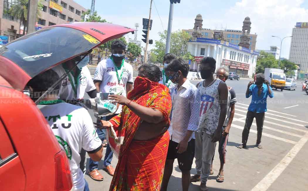 Tamil Nadu Tawheed Jamaat distributed food parcels to those on the road
