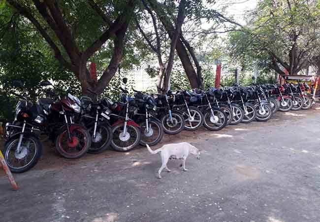 VELLORE TWO WHEELER THIEF ARRESTED IN POLICE SEIZURE VEHICLE