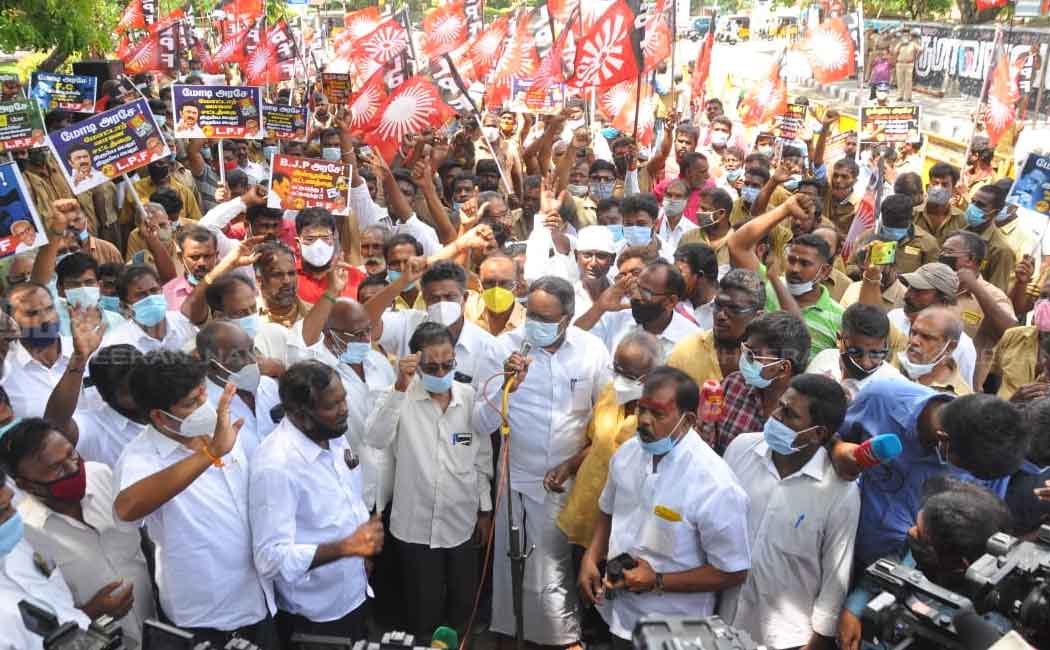 Auto unions protest against federal government