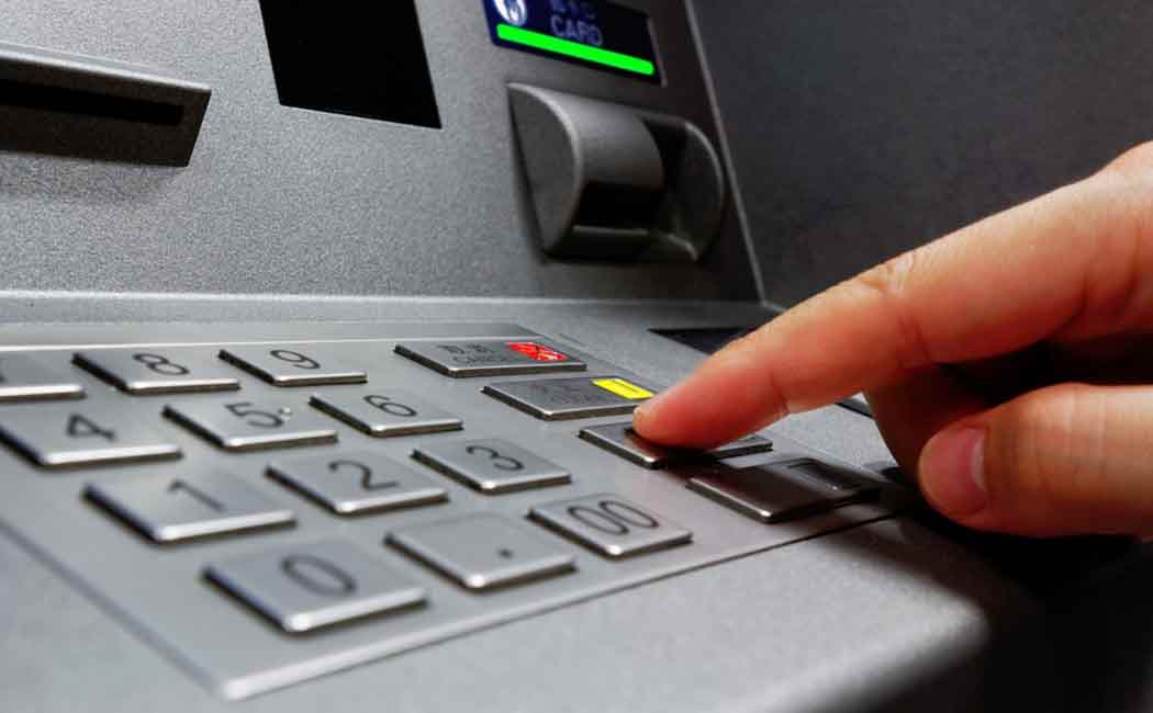 College student deceived by ATM robber!