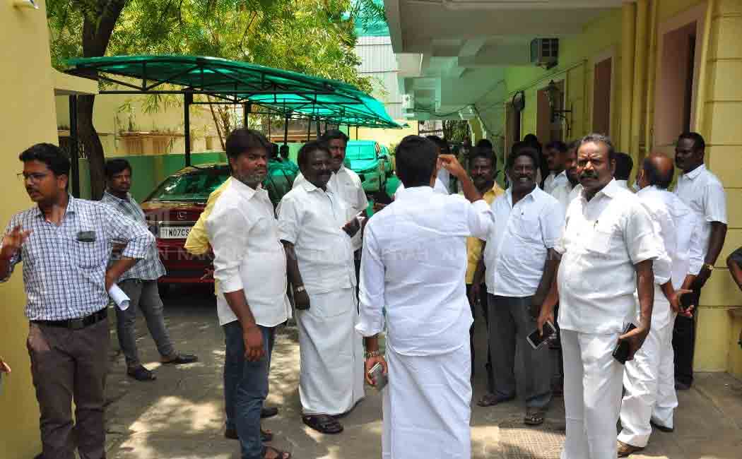 Thambidurai MP met O.P.S. at his residence