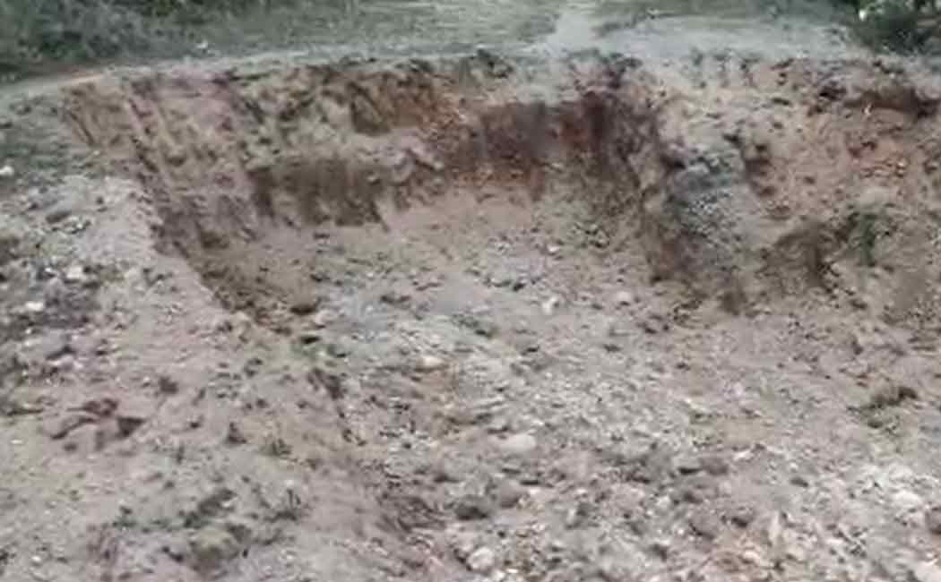 Plundering sand in the public works lake ..!