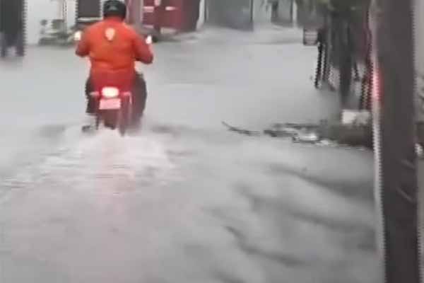 Heavy rains in Madurai Rainwater entered the houses