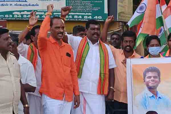 More than 300 people rally with the national flag!