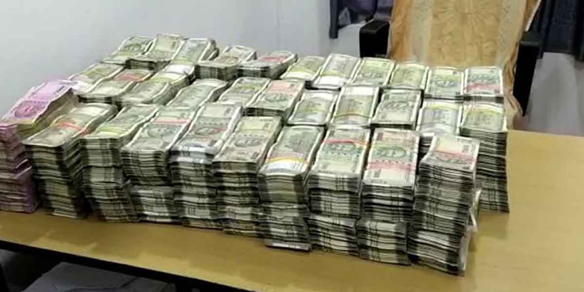 One crore hawala money stuck in the car left by the robbers? - Police serious investigation!