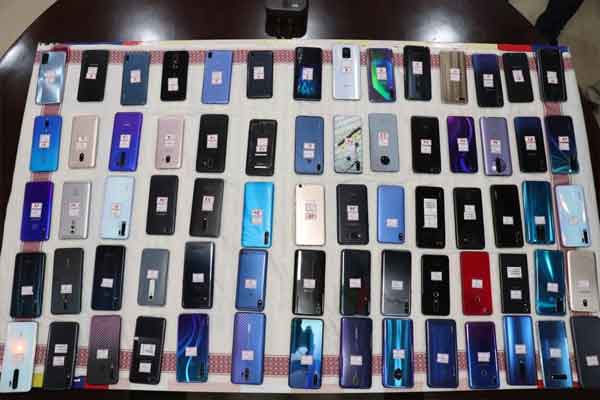 SP handed over 10 lakh worth of lost cell phones to the rightful owners