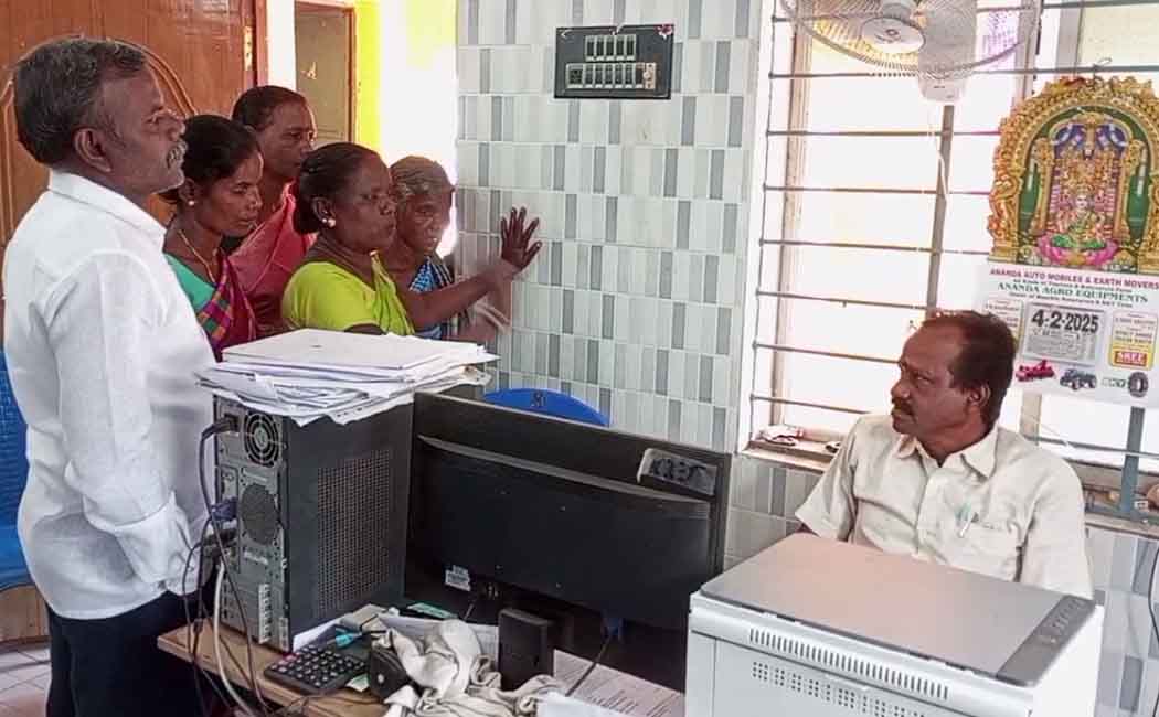 Blockade of the Regional Development Officer; Villagers raise questions!