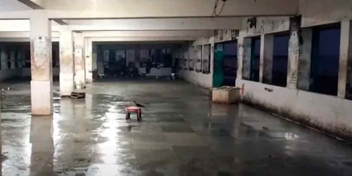 Deserted Fish Market- Fishermen of the fruit forest who have not gone to the sea for 6 days
