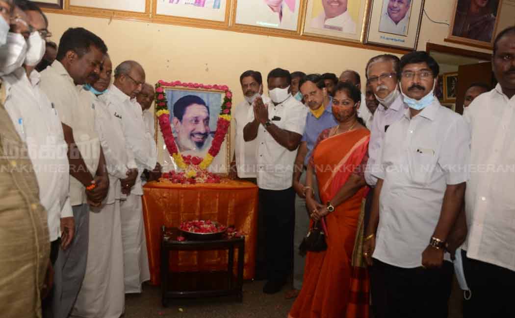 Congress pays floral tributes to Shivaji Ganesan photo