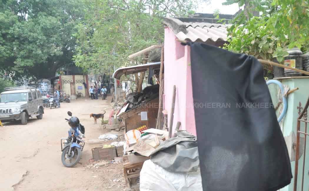 Demolished houses! RA Puram people cooking on the street (Pictures)