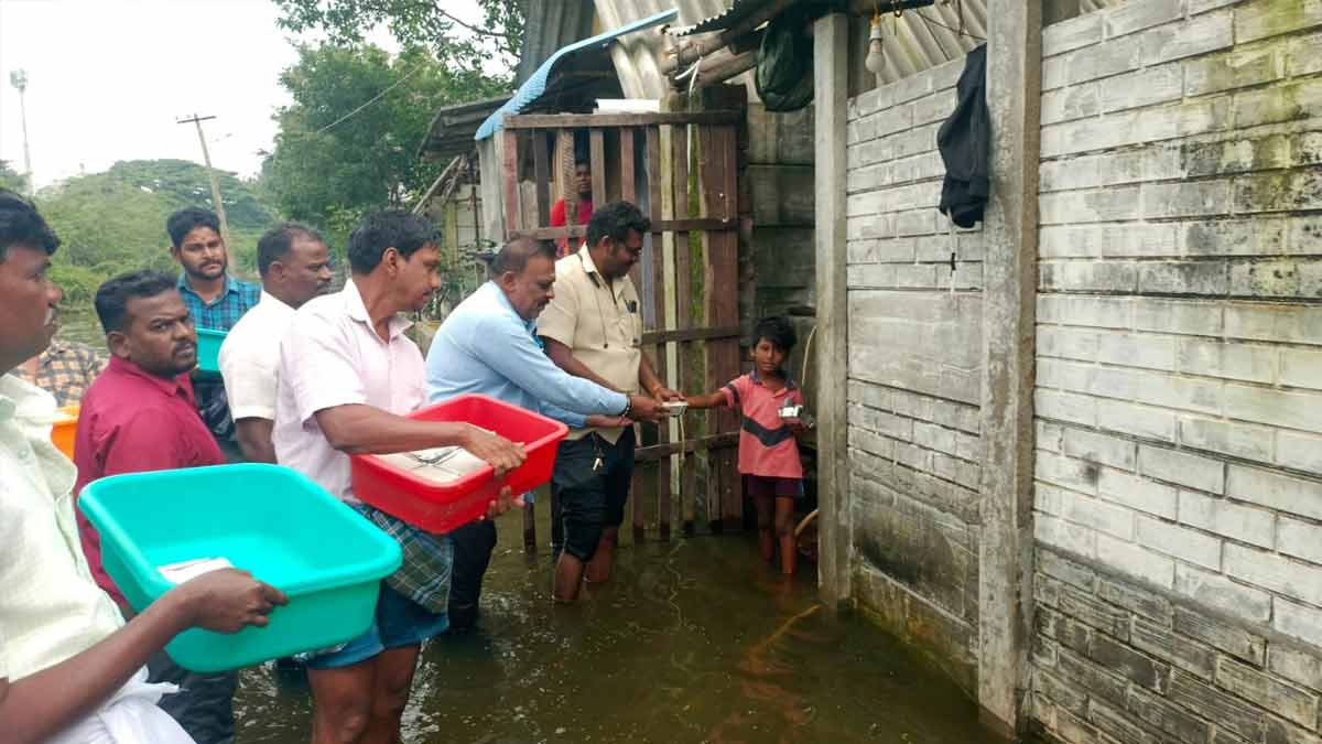 Journalists Munnetra Sangha gave food to flood victims