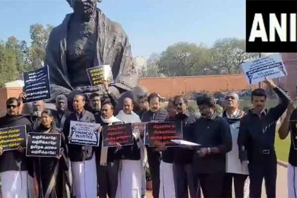 DMK MPs are struggle against the central government