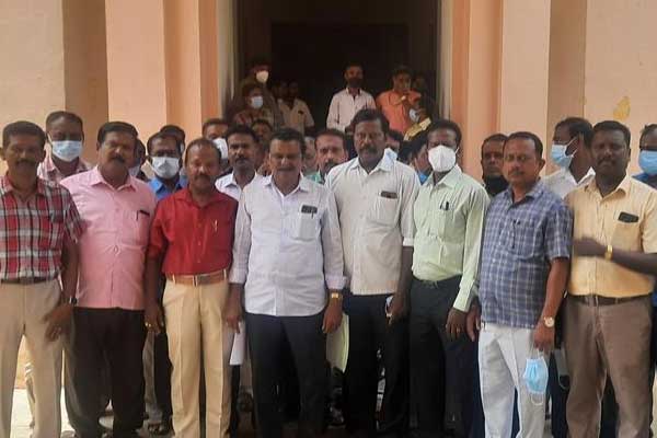 University employees Struggle against former minister CV Shanmugam ..!