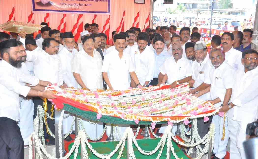 Chief Minister mk stalin lays flowers at Kaidemillath's memorial