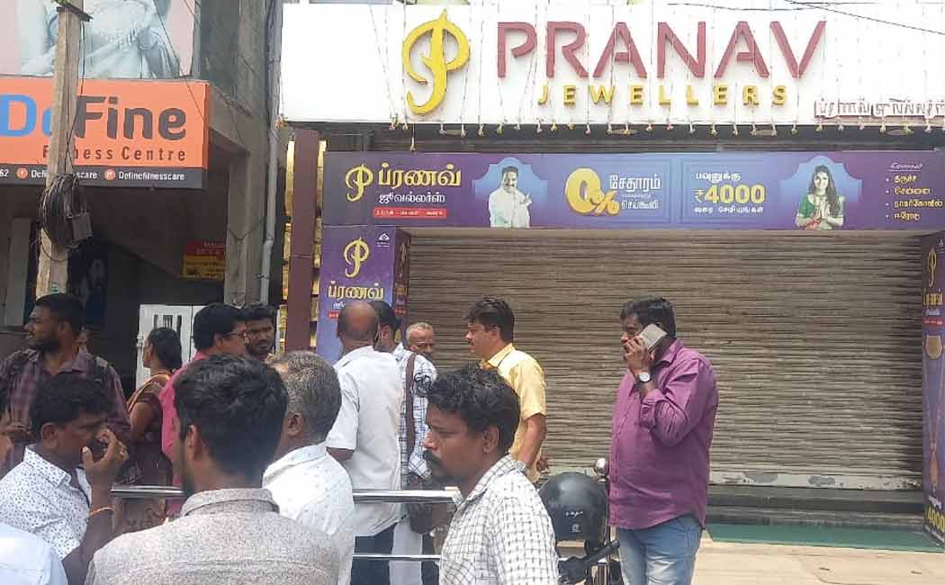 famous jewelry store is under siege for fraud of more than rs 100 crores