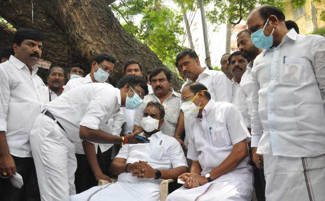 Velumani and Thangamani in front of Vijayabaskar's house!