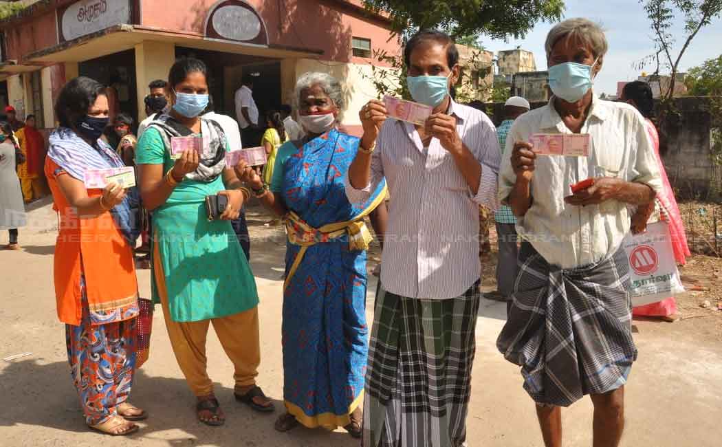People gathered to buy the Corona relief fund of 2000 rupees
