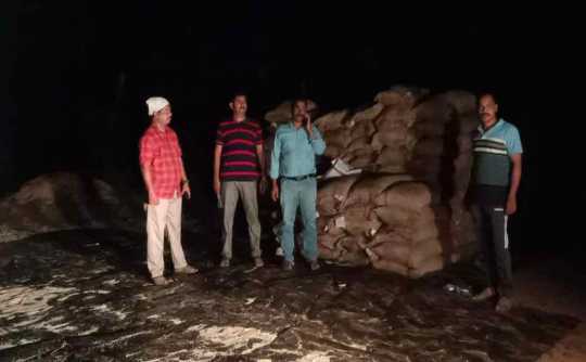 Attempt to smuggle 15 tons of ration rice! Seize trucks