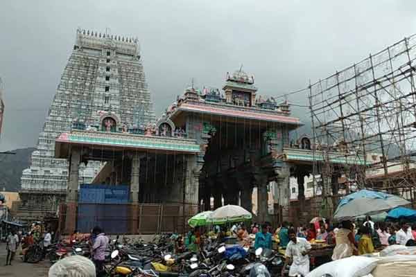 The great chariot that did not run in the corridor; Small chariots roaming around the temple area ..!