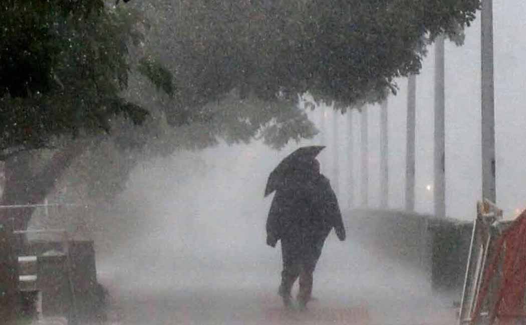 Heavy rain likely in 10 districts today Meteorological Department