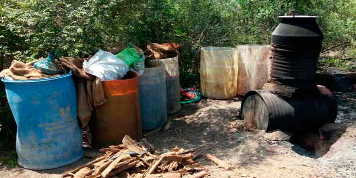 20 liters of liquor spilled near Kadampur; 2 arrested