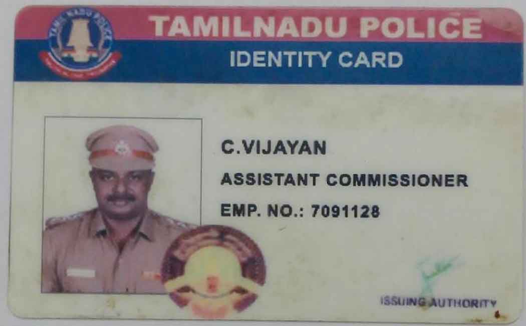 The fake commissioner who showed the photos taken on his cell phone ... the police chiefs who were shocked