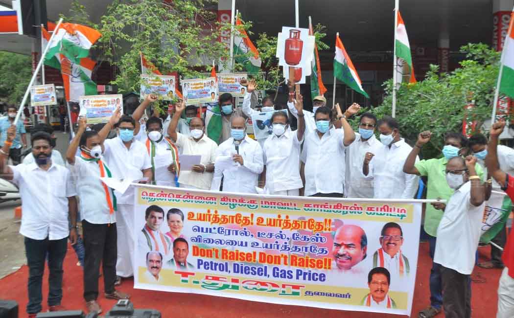 Congress party volunteers struggle against petrol and diesel price hike