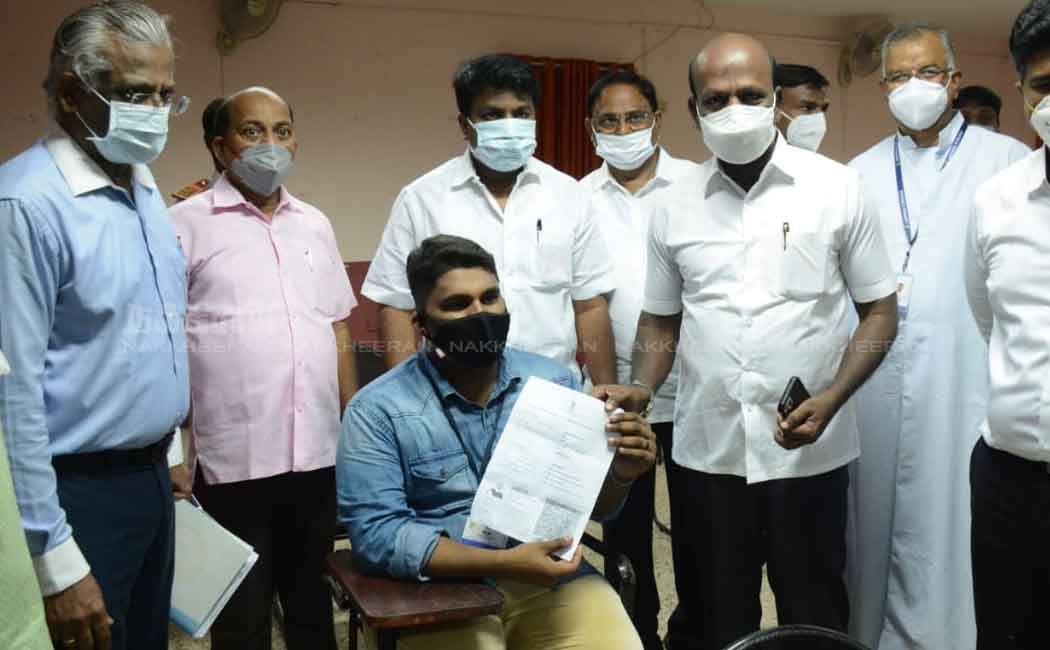 Corona vaccine for college students