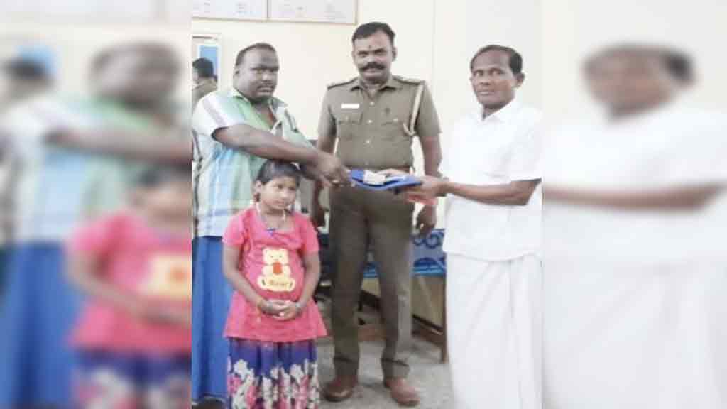 Police praise the person who handed over the money lying on the road ... honestly!