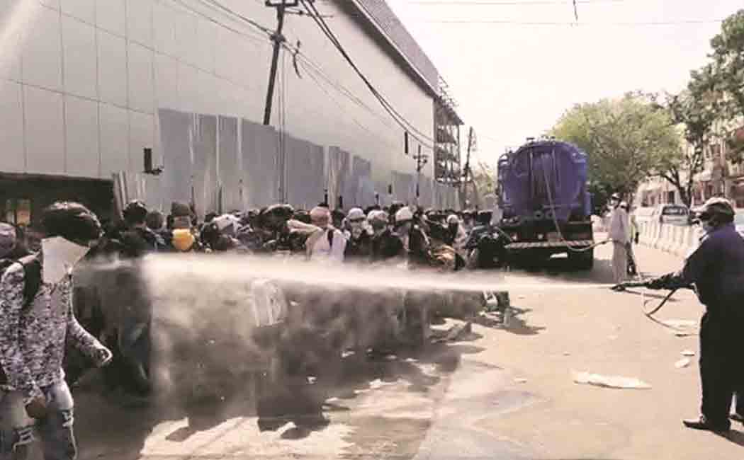 daily wages disinfected by spraying sanitizer in delhi