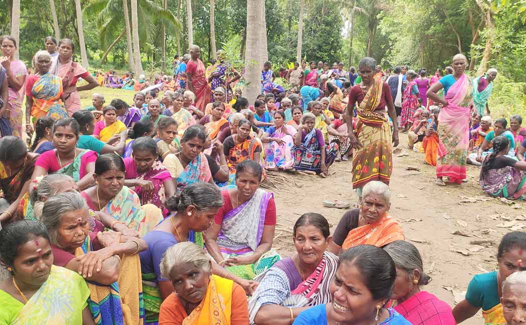 Women struggle as Tasmac shop closed by Collector reopens