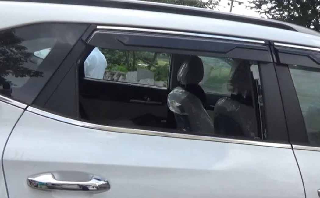 Robbery in a car parked outside the restaurant!