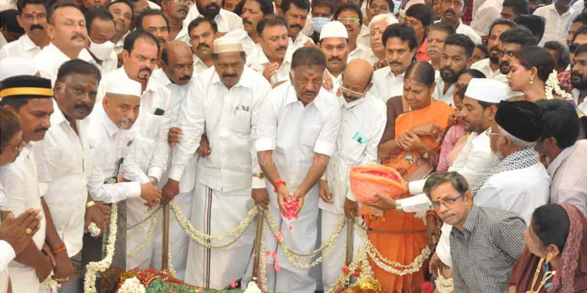 Political parties pay homage at the Gaithe Millat Memorial (Pictures)