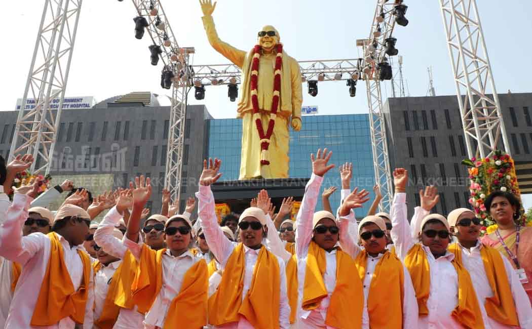 Chief Minister MK Stalin pays homage to Kalaignar statue